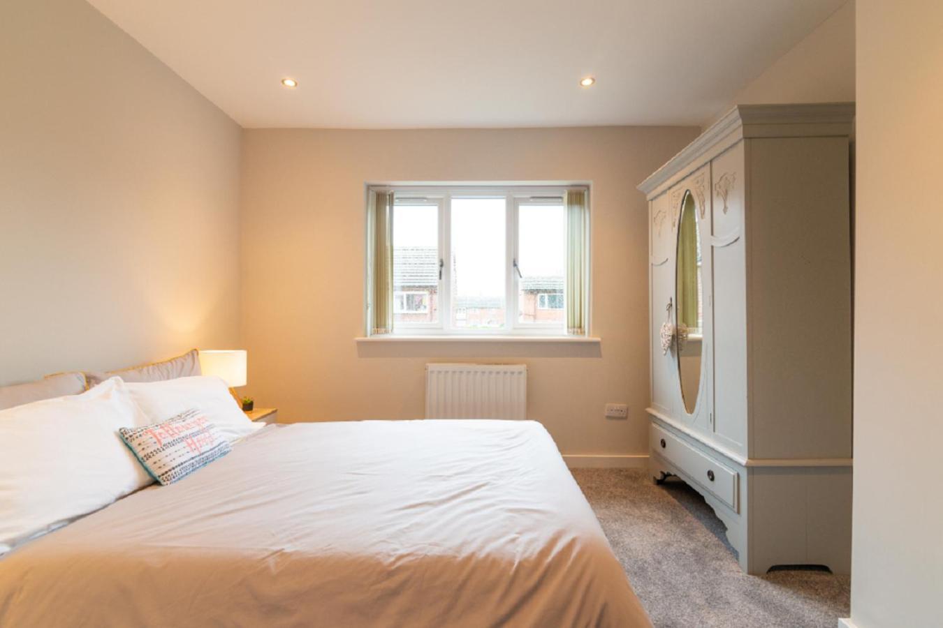 Beautiful 6 Bedroom Holiday Home, Manchester Wythenshawe Exterior photo