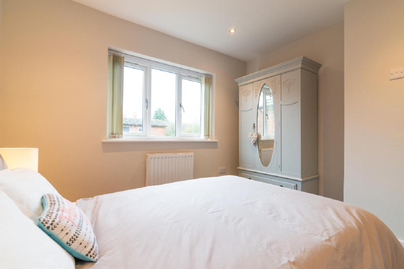 Beautiful 6 Bedroom Holiday Home, Manchester Wythenshawe Exterior photo